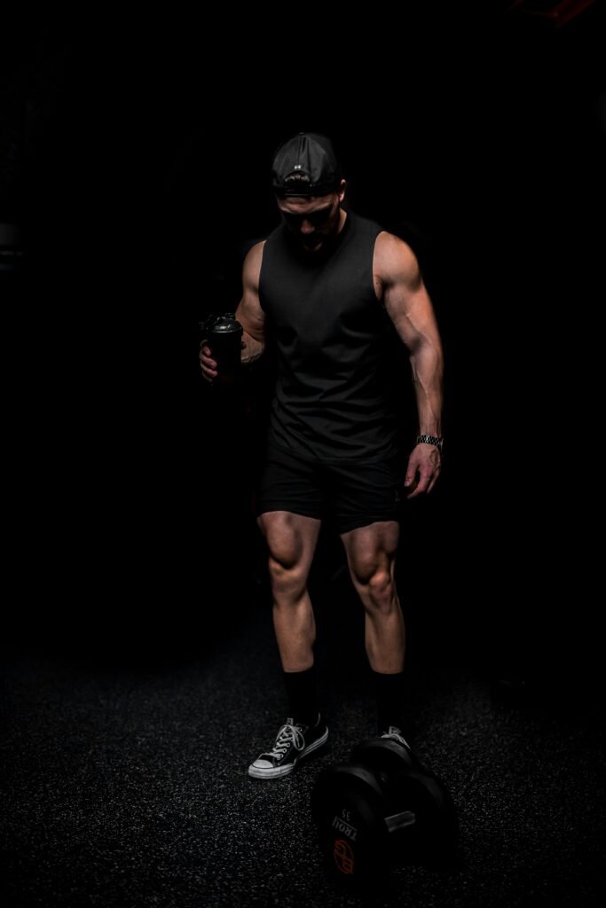 alt="Coach fitness professionnel prêt pour une séance d'entraînement"